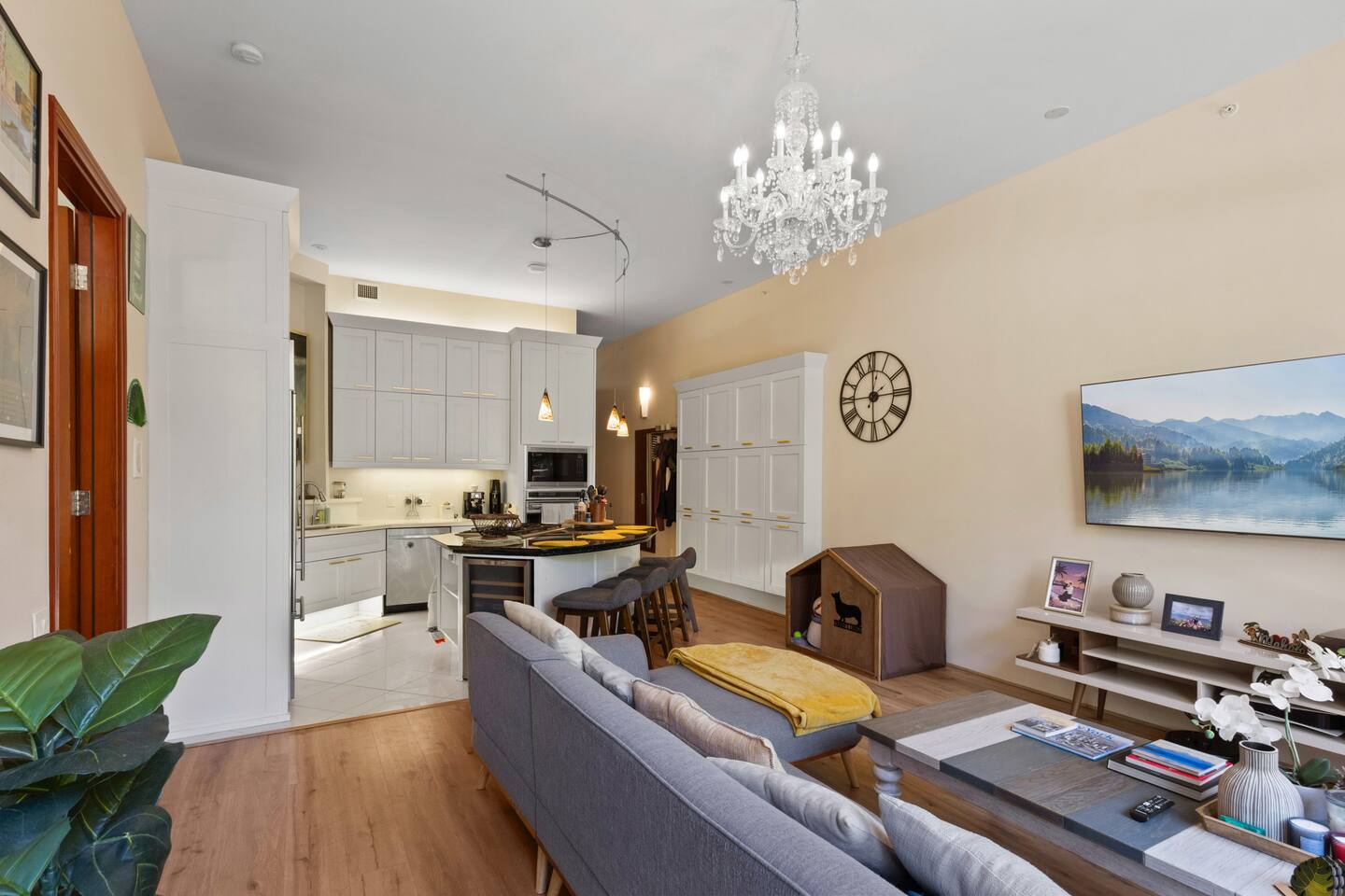 Refined Waikiki Residence