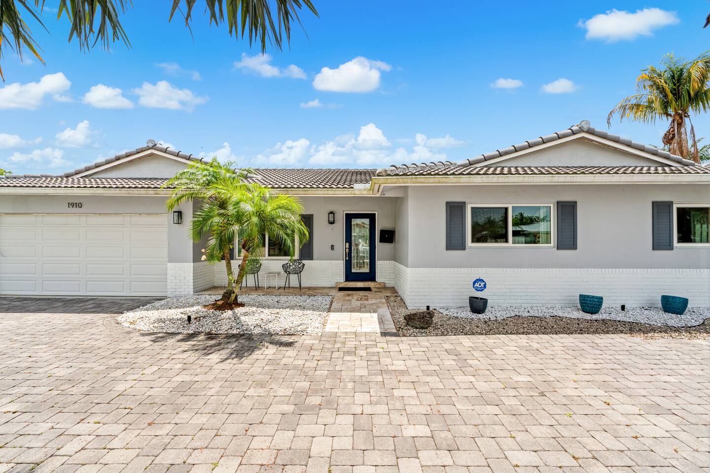 A welcoming entry path create a warm first impression, making arrival feel easy and stress-free.