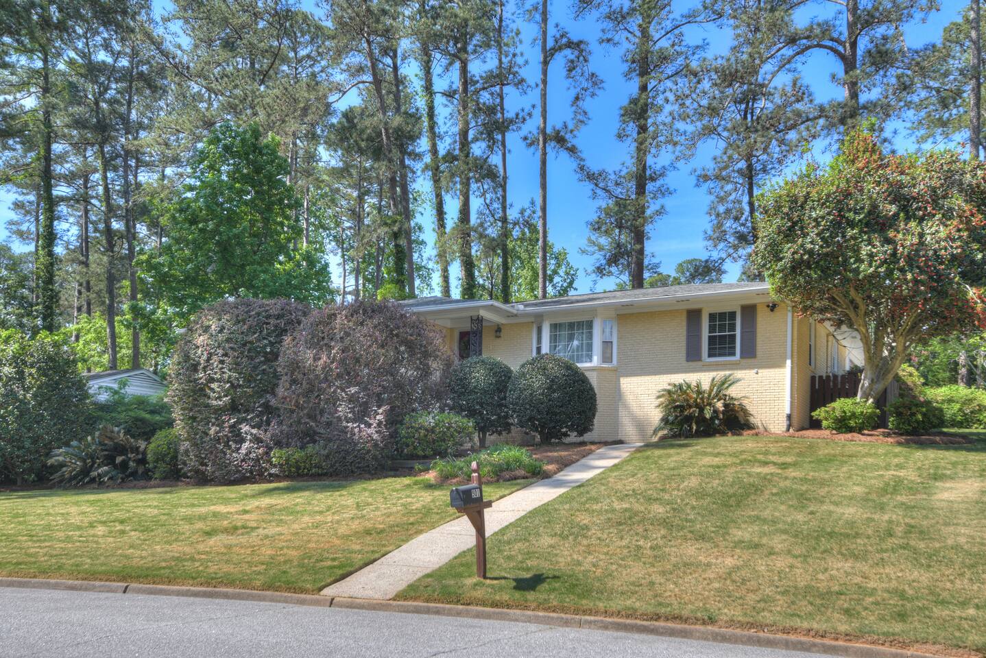 The Sheffield | 4BR/3BA | Sleeps 12 | Peach Jam