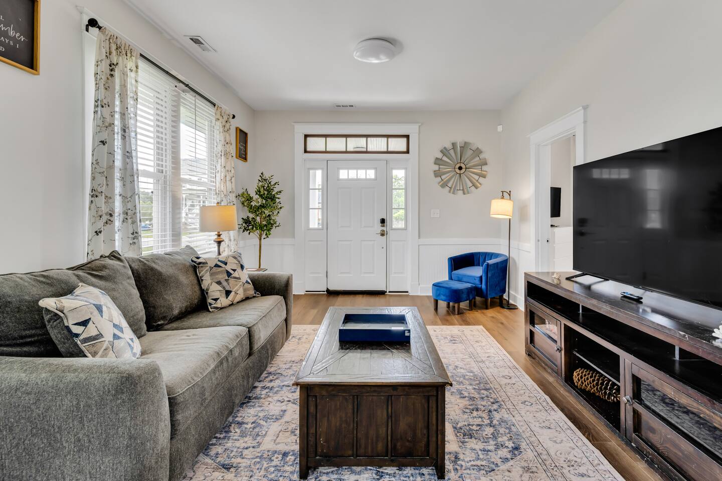 Cozy 2BR Near Buckroe Beach • Porch Swing Retreat