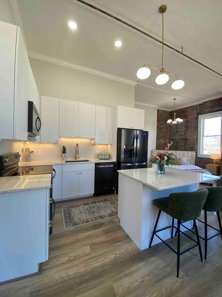 Loft Apartment On Main - Sleeps 4