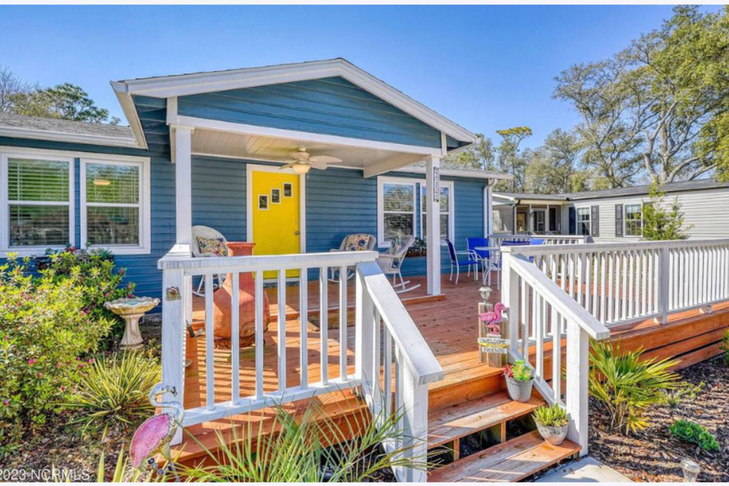 Charming Beach Bungalow (9-min walk to the Beach!)