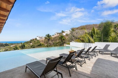 Infinity Pool * Larger Groups * Private Patio