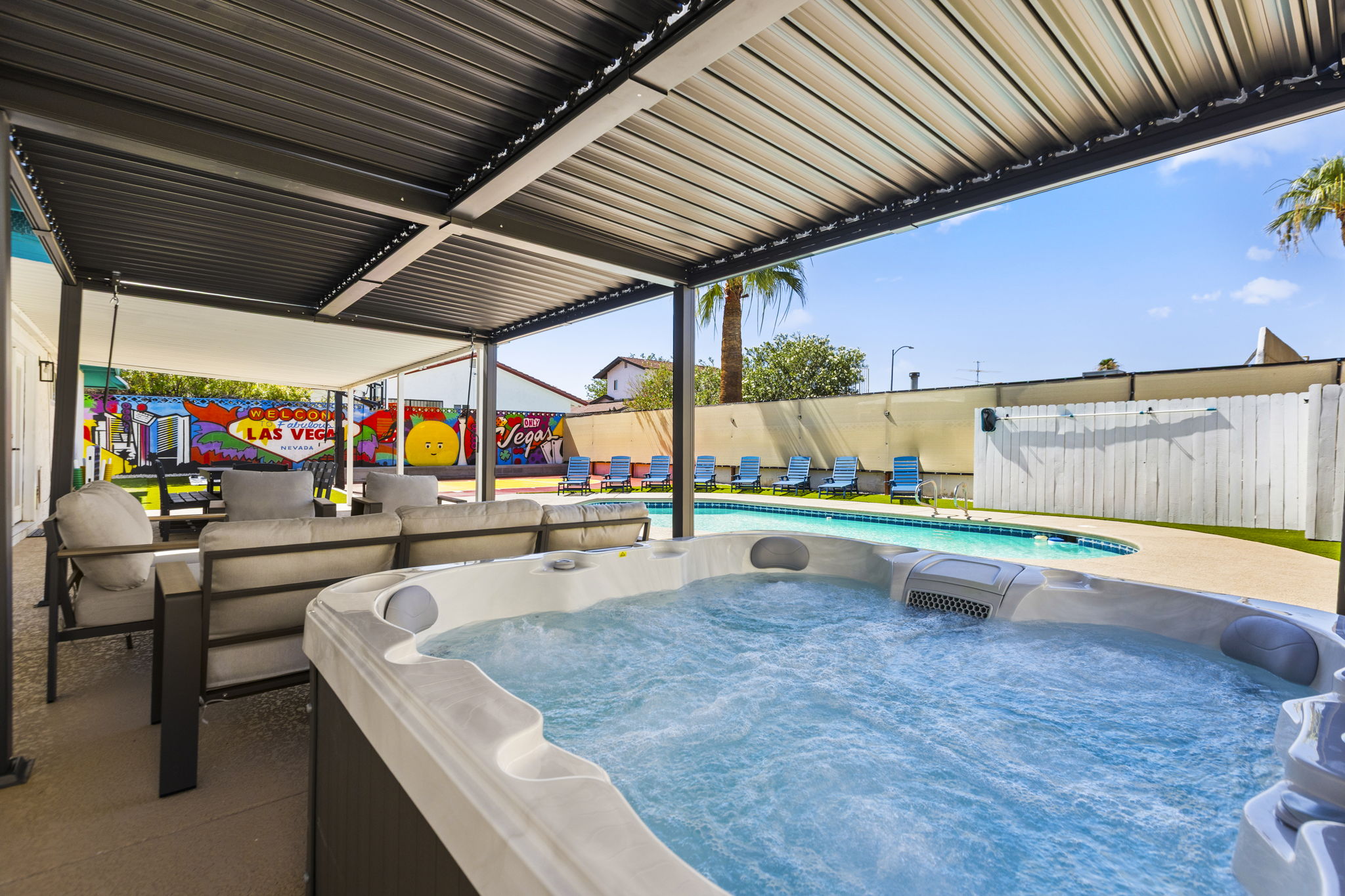 Pool • Mini-Golf • Game Room • K. Beds • 26 Guests