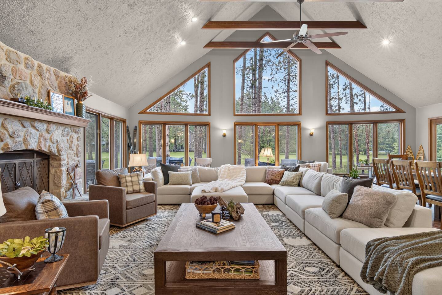 Northern Fox Lodge: 6BR/3BA, Game Rm & Hot Tub