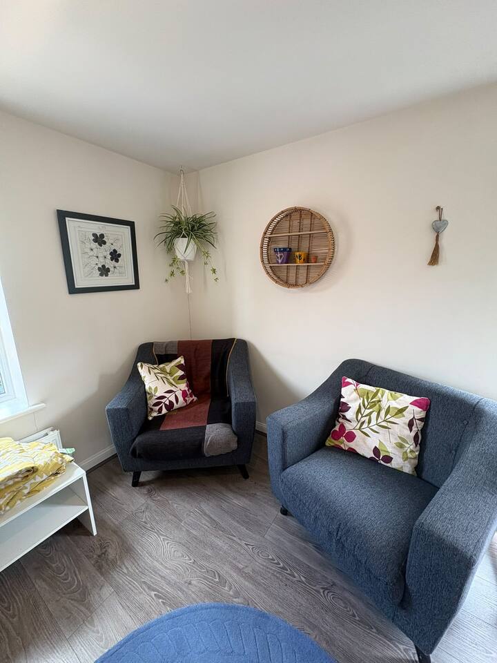 #170 Modern 2BR Coventry Stay - Sleeps 4
