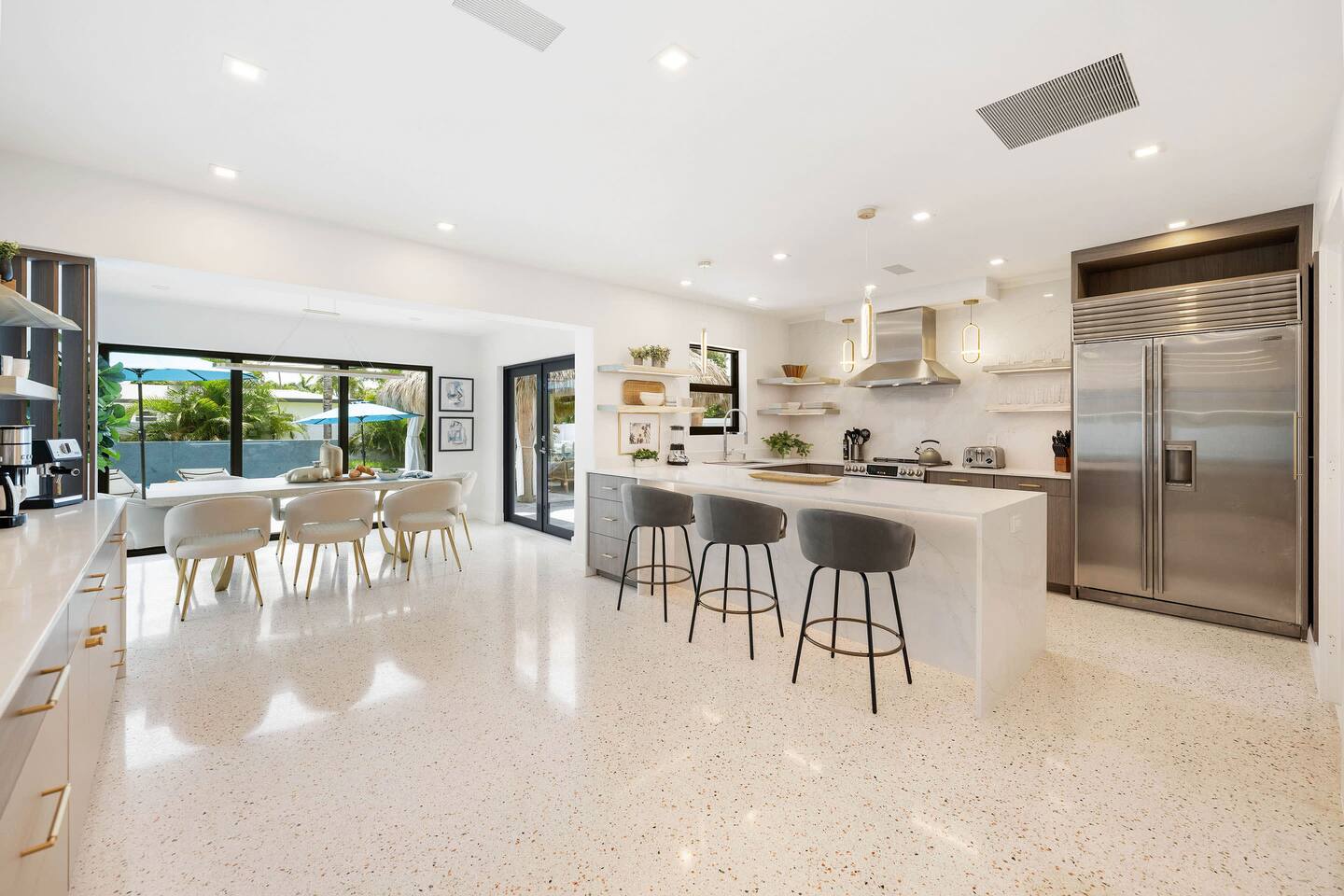 A spacious and luminous open floor plan