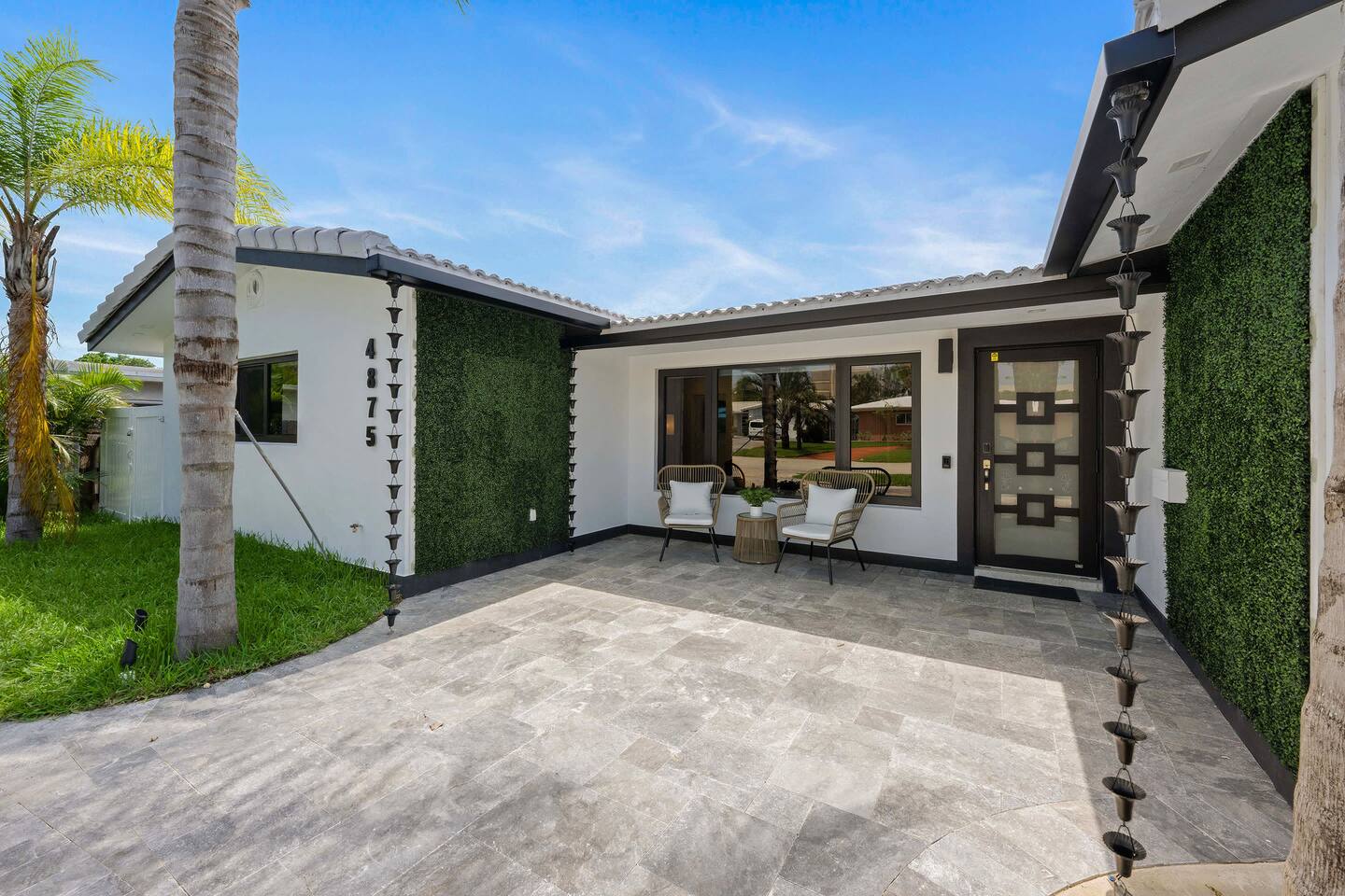 6 miles to downtown Ft. Lauderdale & the Riverwalk with shops, restaurants & more
