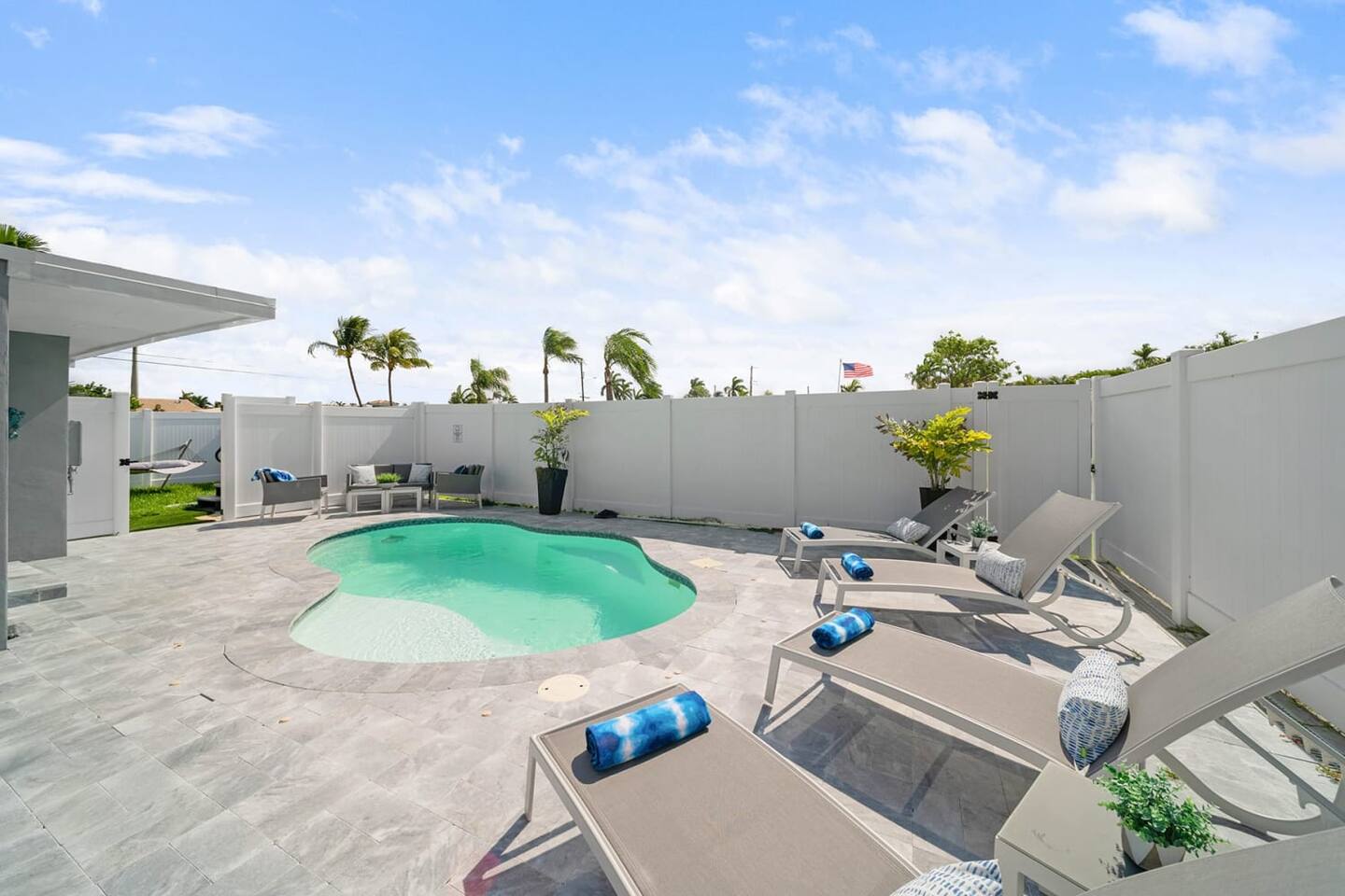 Back patio private pool and lounge area!