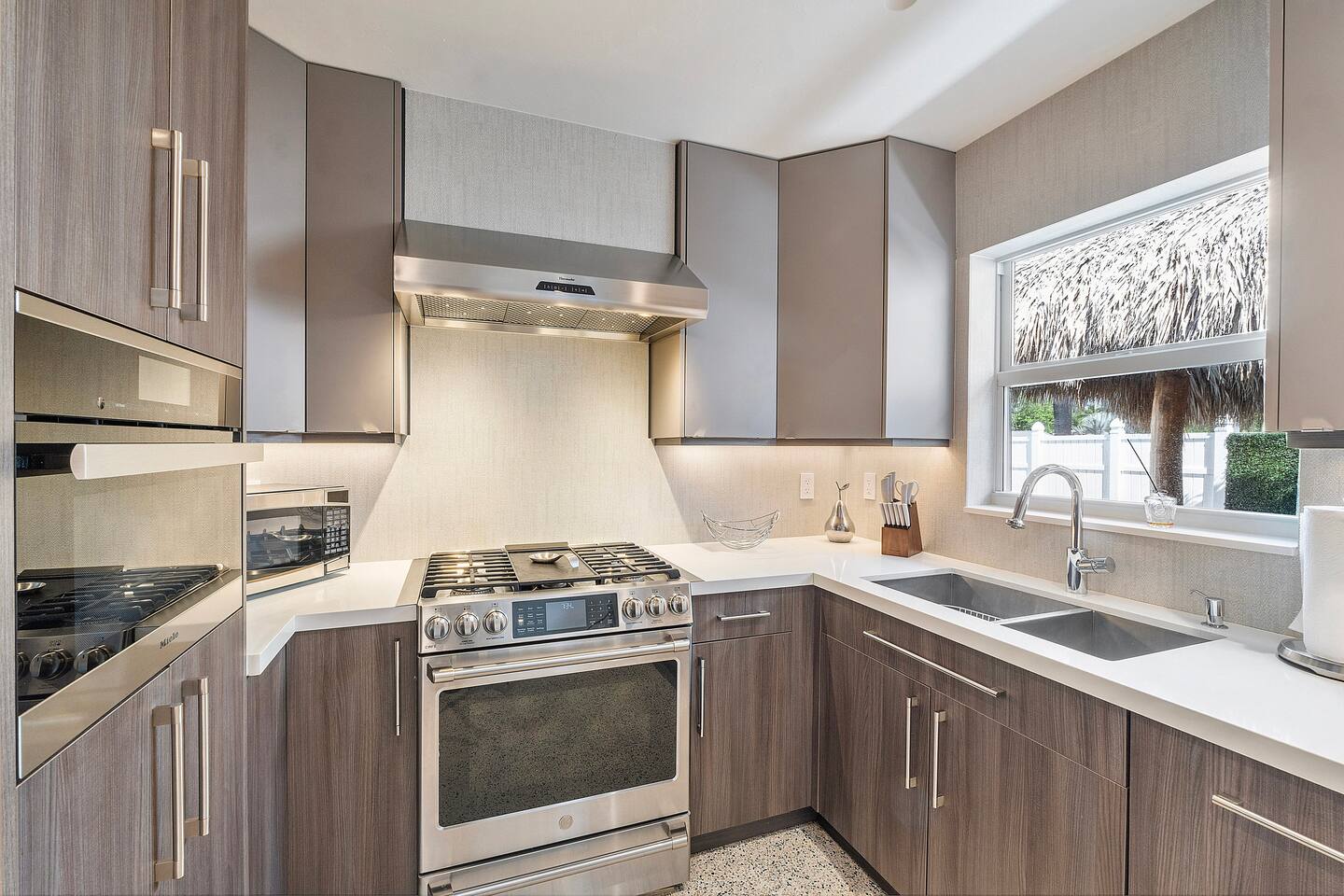 Bright, functional, and beautifully designed, the fully equipped kitchen is the heart of the home—perfect for gathering, cooking, and creating lasting vacation memories.