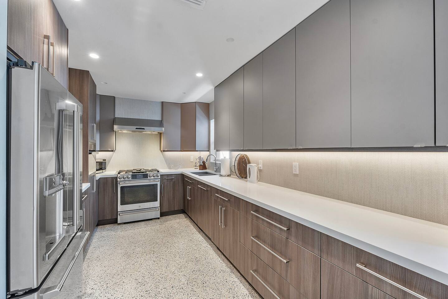 Bright, functional, and beautifully designed, the fully equipped kitchen is the heart of the home—perfect for gathering, cooking, and creating lasting vacation memories.