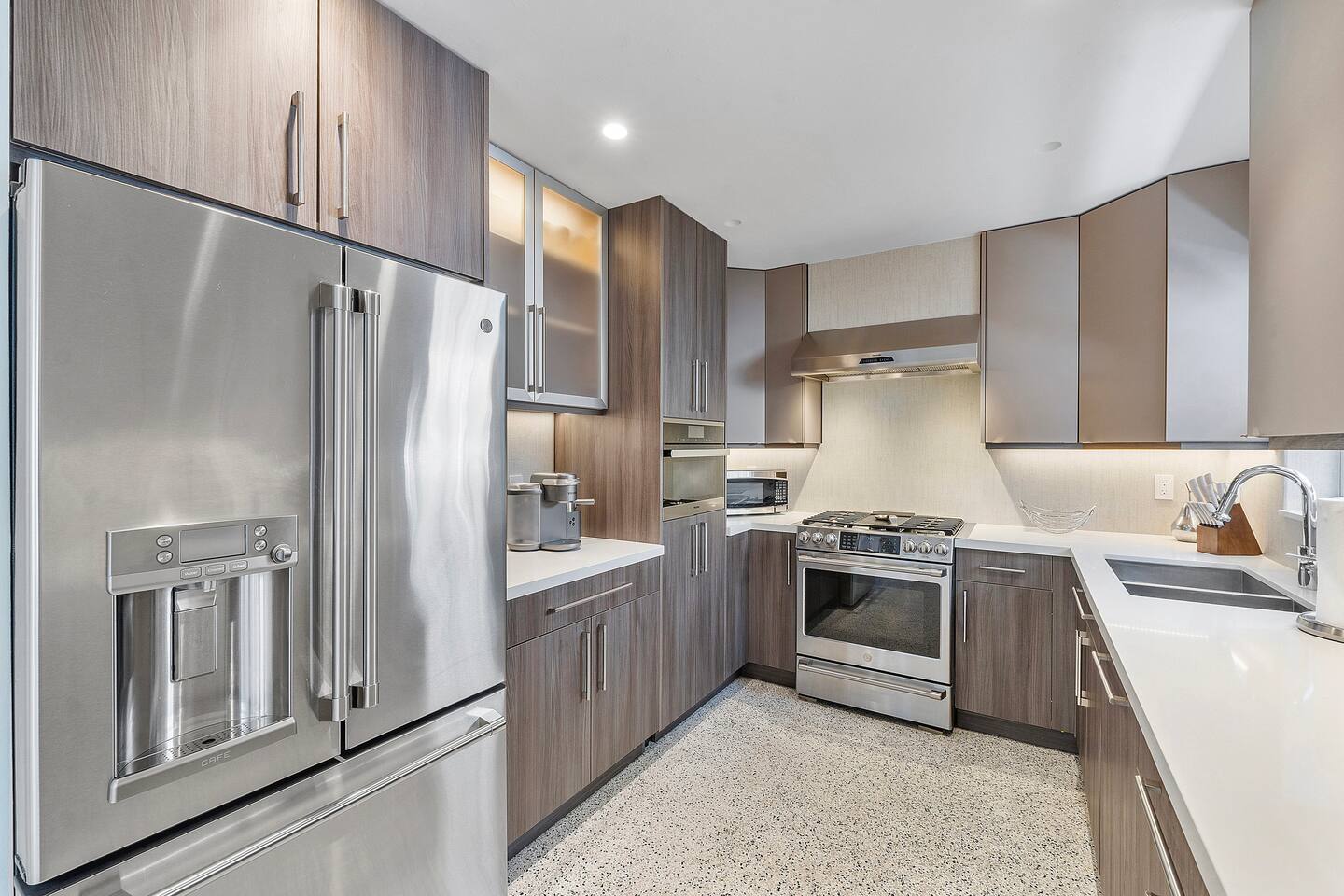 Bright, functional, and beautifully designed, the fully equipped kitchen is the heart of the home—perfect for gathering, cooking, and creating lasting vacation memories.