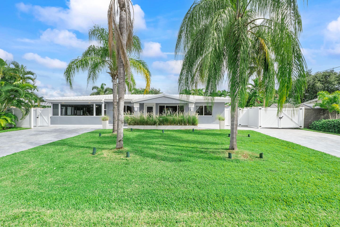 From the curb to the front door, this inviting property offers a clean, comfortable setting with everything you need for a memorable stay.
