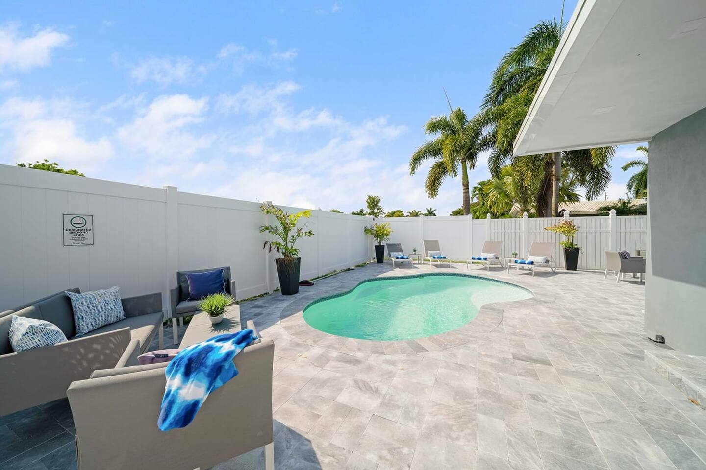 Pool is heated year round at 84℉ (29℃)!