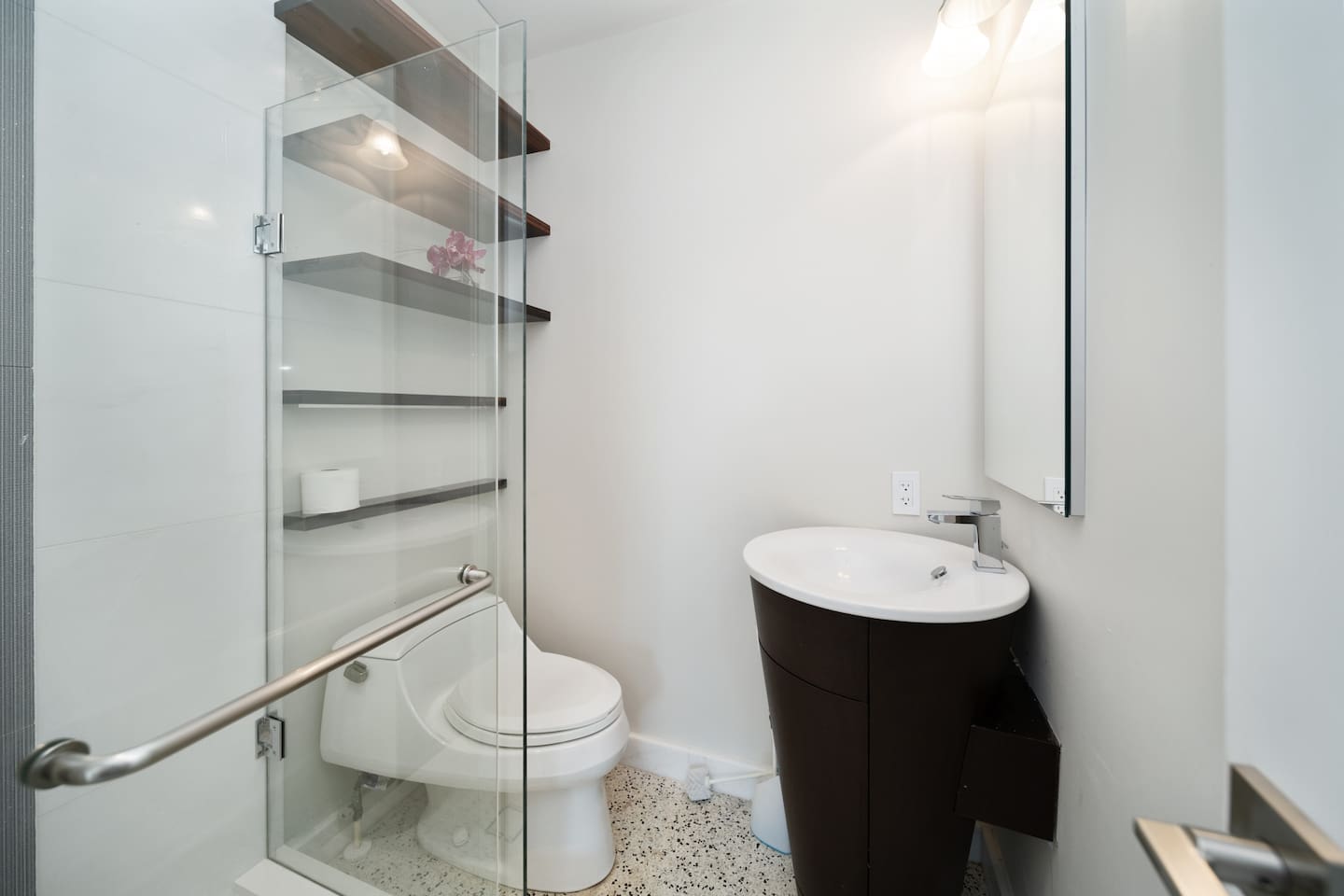 Clean, modern, and thoughtfully stocked, the bathroom provides all the comforts needed for a relaxing and worry-free stay.