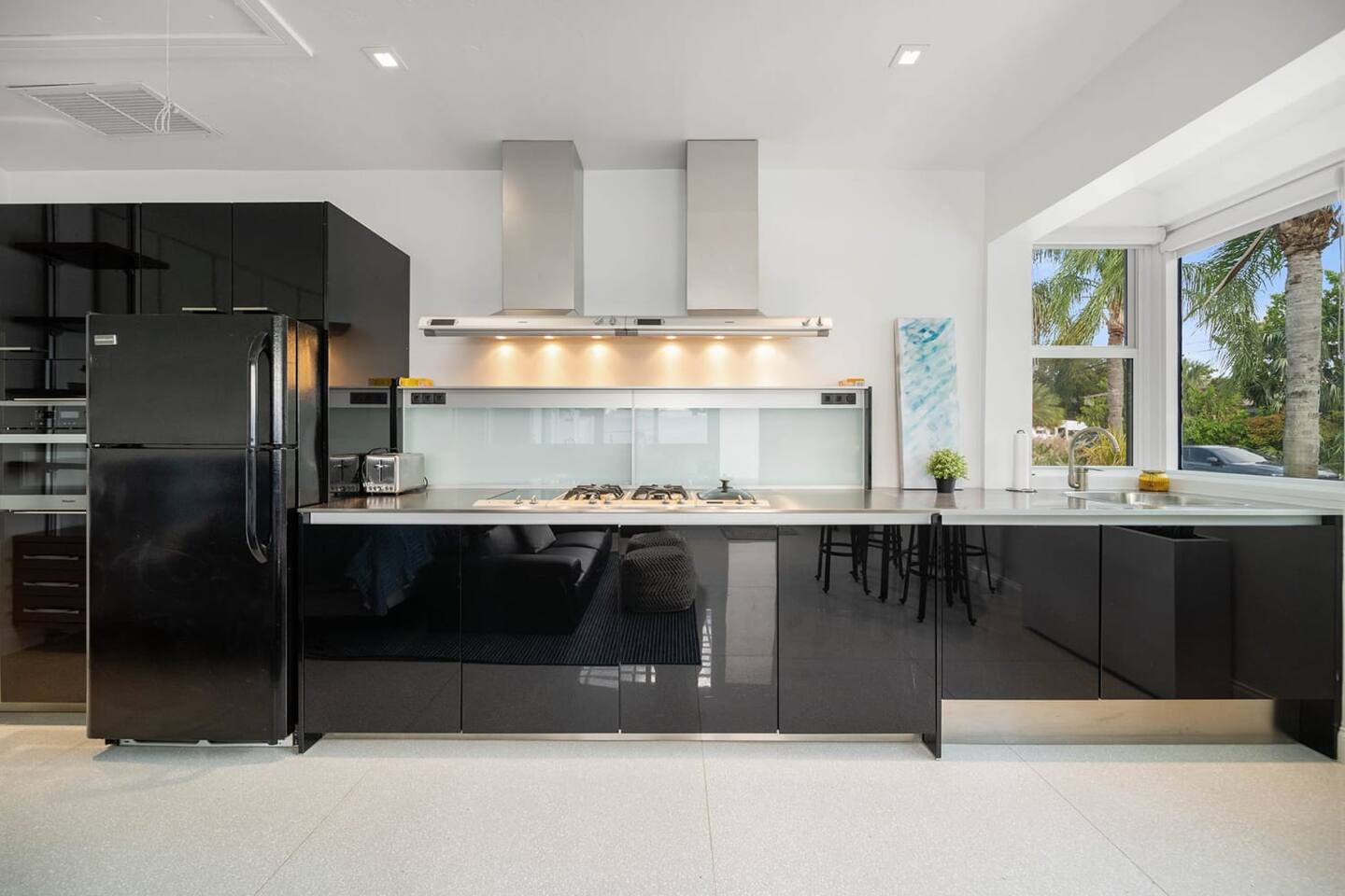 A full gourmet kitchen to prepare meals at home