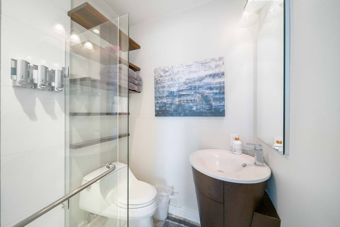 Cute modern full bathroom