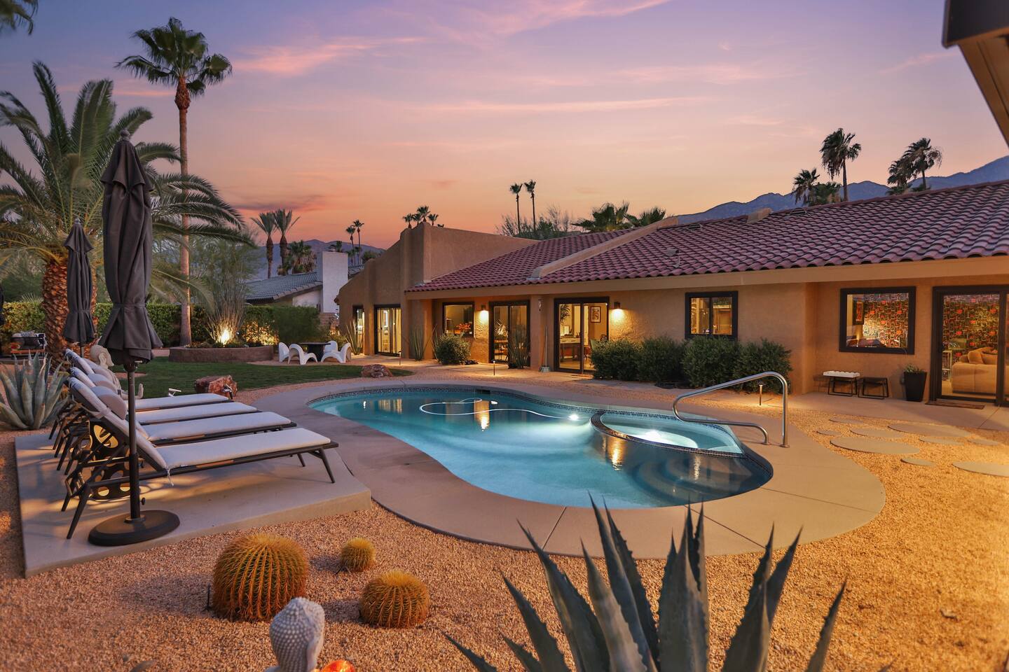 Lost in the Palms - Designer Pool, Spa & Karaoke