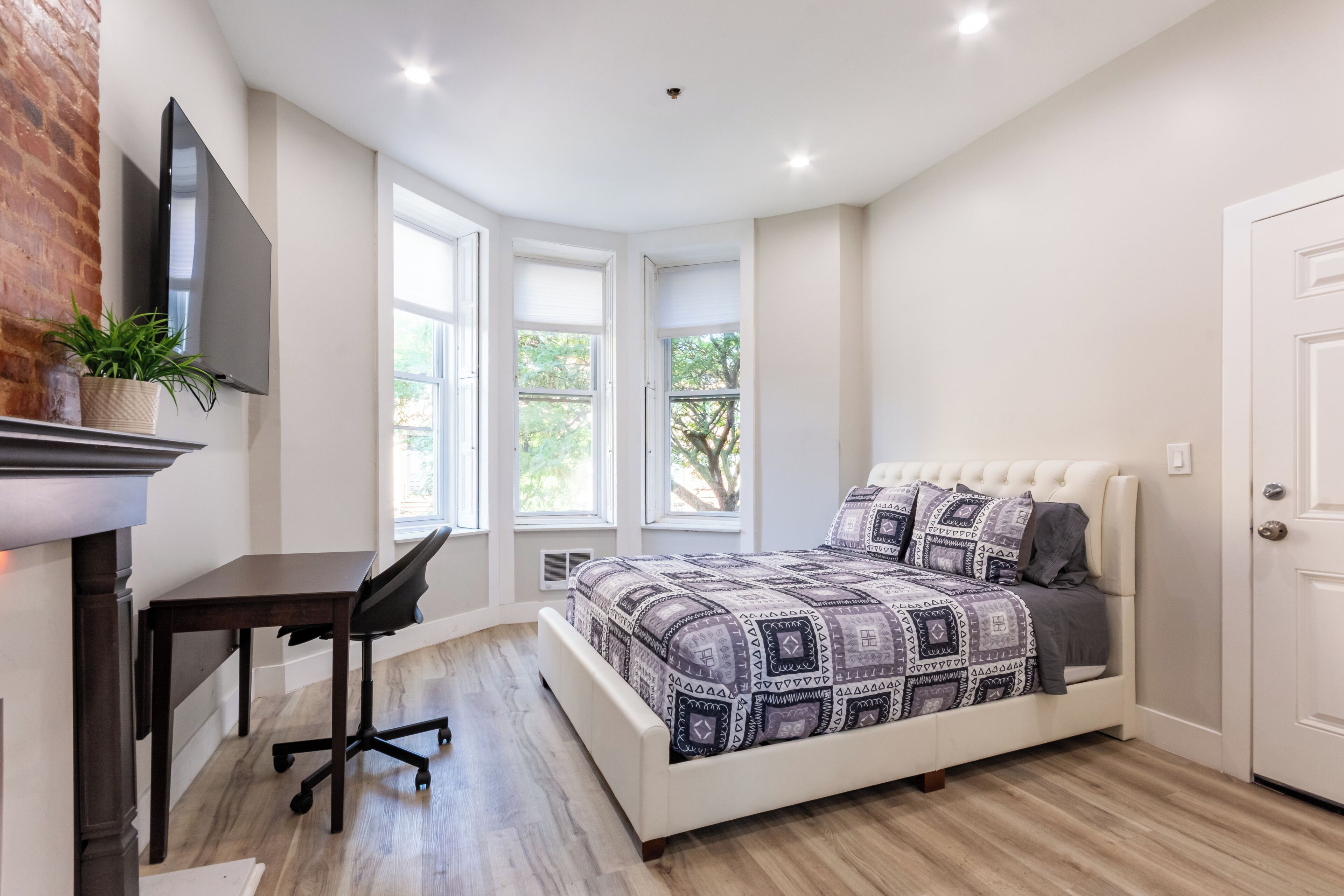 Elegant Studio with Fireplace & Modern Comforts in Brooklyn