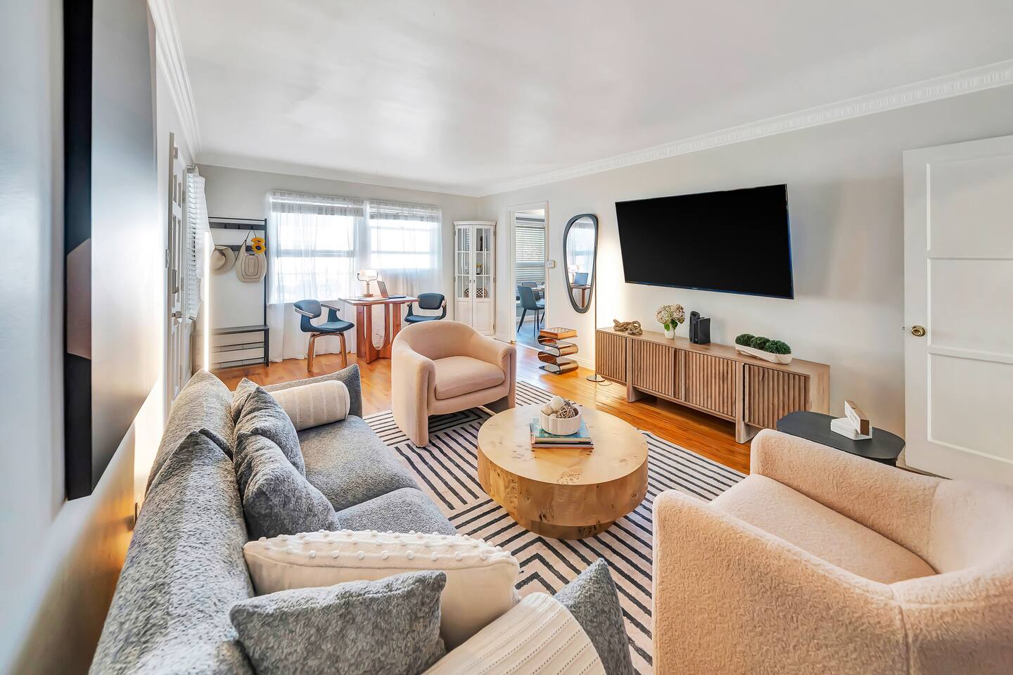 charming apartment with backyard in prime location