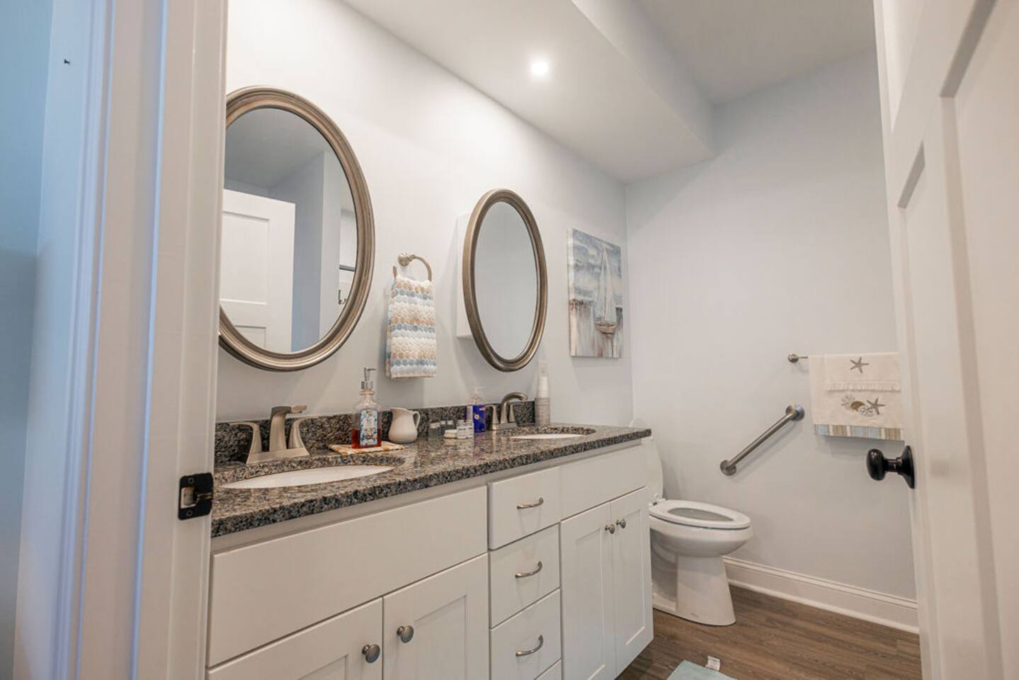 Double vanity, plenty of high quality linens and shampoo, conditioner and body wash all available.