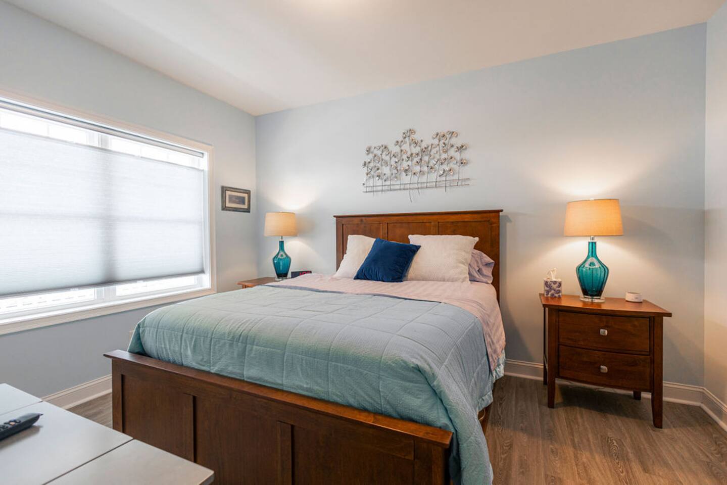 Super comfy queen size bed.