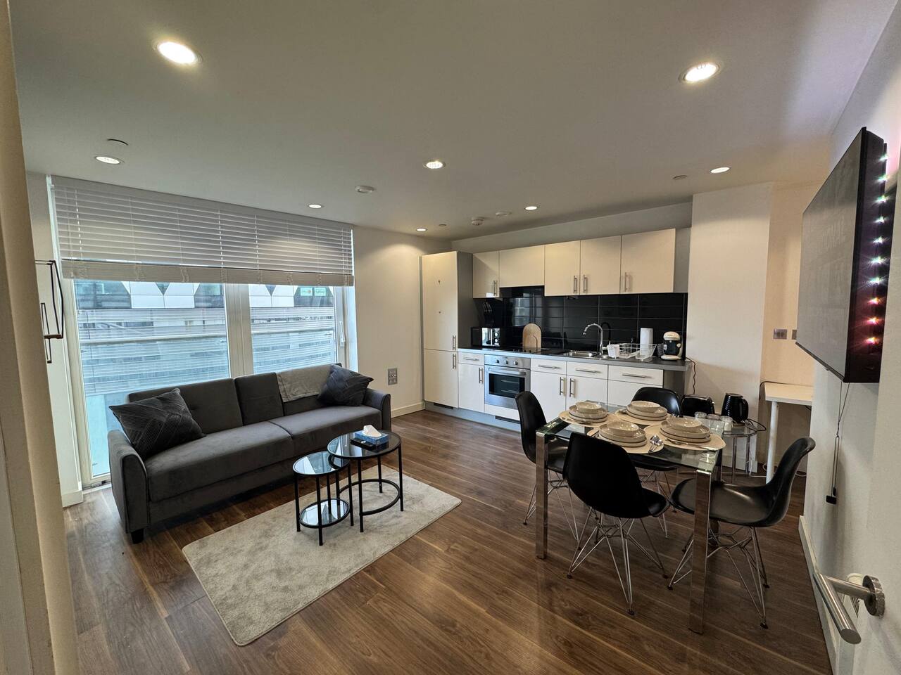 MediaCityUK - 2 Bedroom Modern Apartment