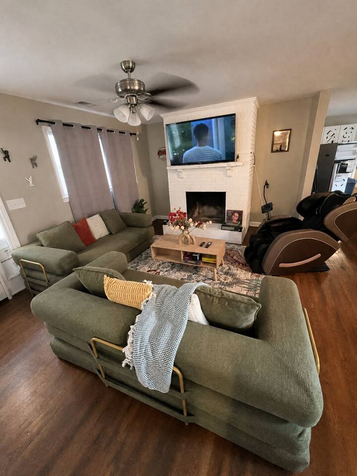 KingBeds| HotTub, Massage Chair, Fire Pit, BigYard
