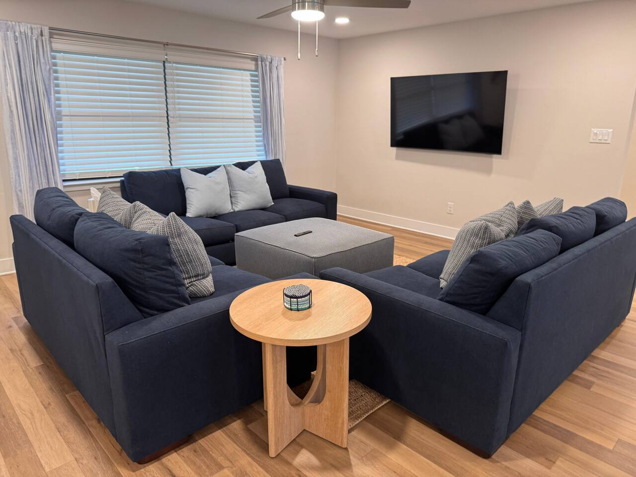 Luxe 4BR Home: Pool Table, Fireplace, Near UF