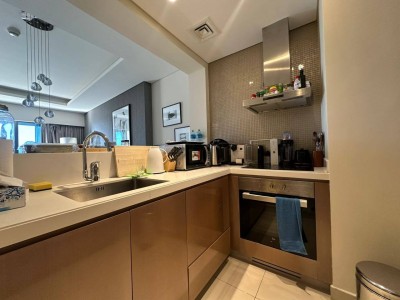 Fitted kitchen with oven, hob and dishwasher