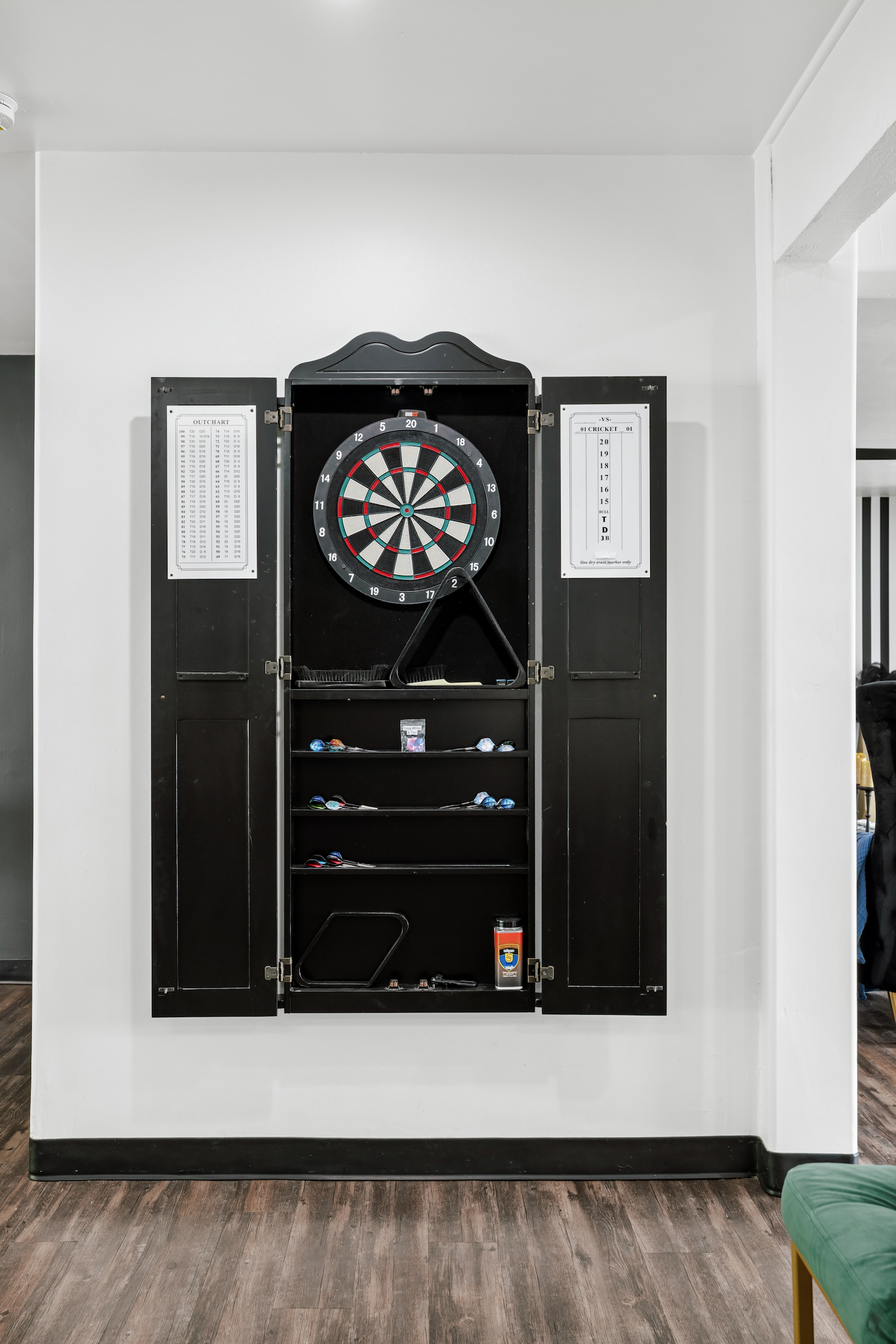 Wall-mounted dartboard cabinet