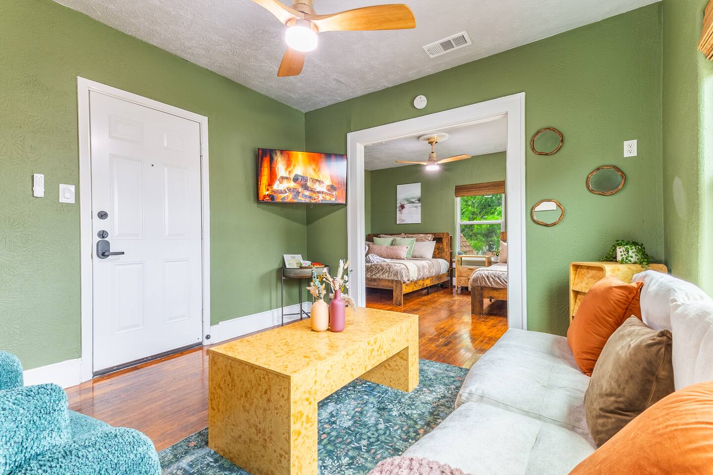 Designer Historic Gem | King Bed | Sleeps 4