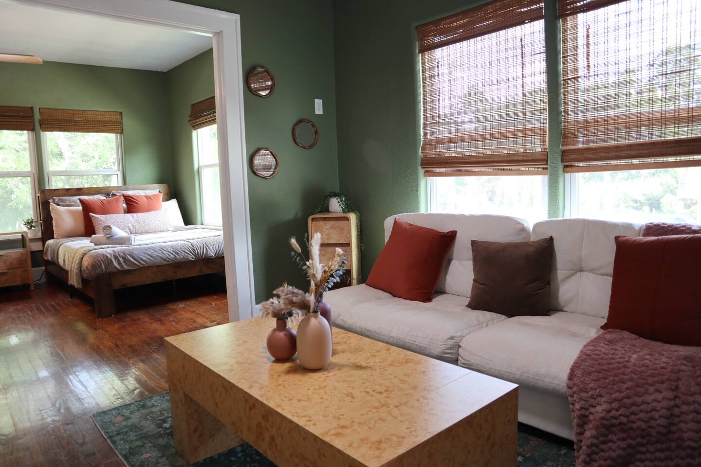 Designer Historic Gem | King Bed | Sleeps 4