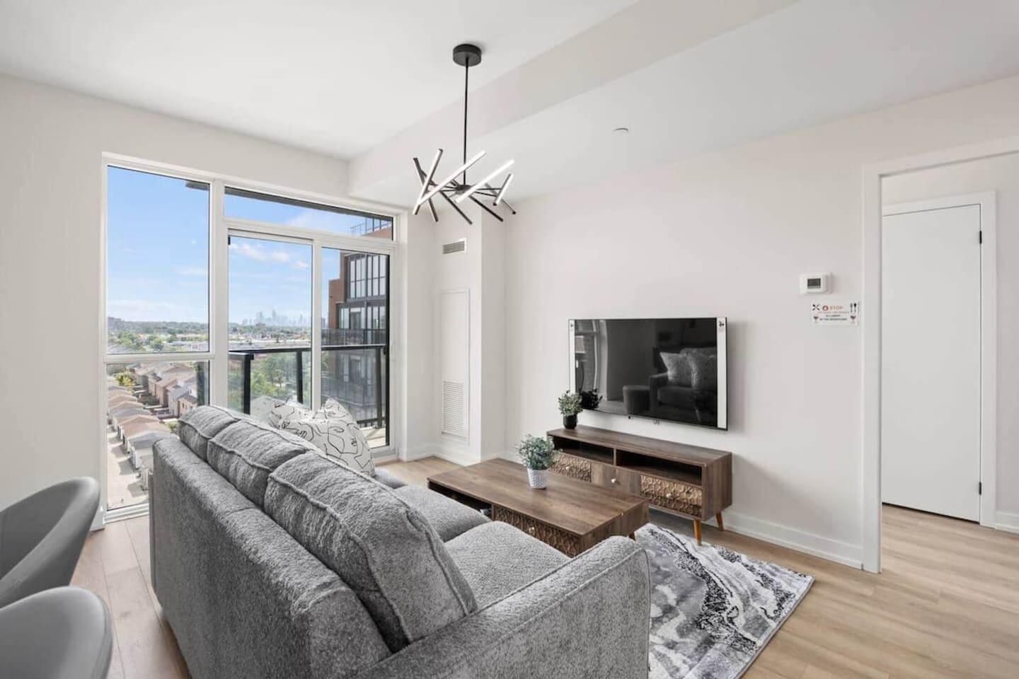 Luxury 4BR Apartment | Stunning Skyline Views