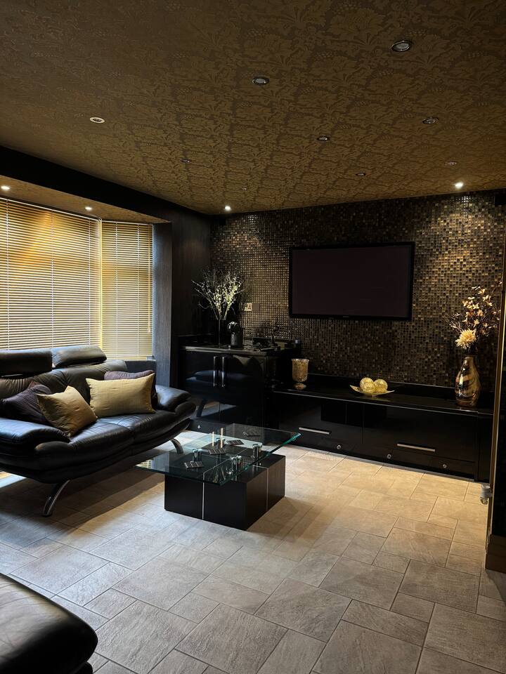 Stylish Loft House | Open-Plan Suite & Lounge