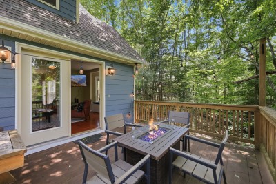 String lights twinkle over the private deck as the fire table crackles below. Sink into plush seating and let the evening stretch on, surrounded by nothing but trees, stars, and good company.