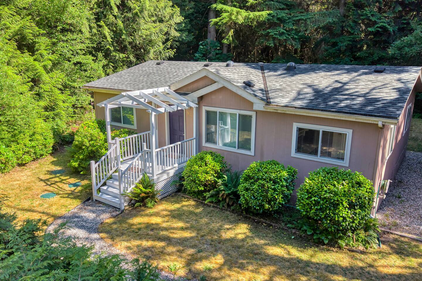 Cozy 2BR + Den in the Trees — Point Roberts vacation rental