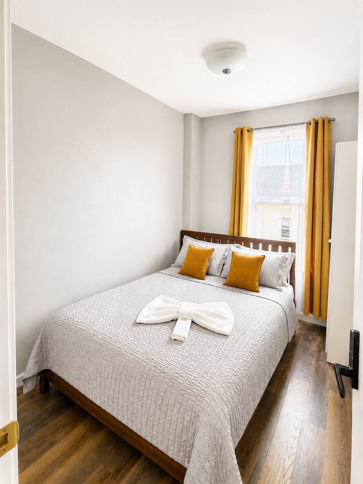 Journal Sq PATH | Private Bath | 15 Min to NYC