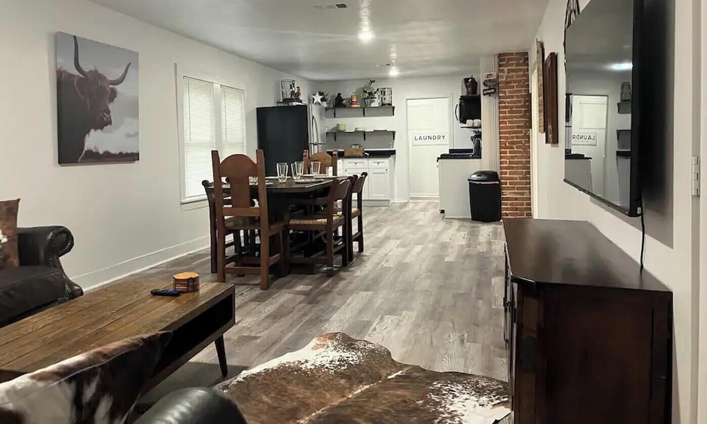 Cowtown Cottage: Steps to Stockyards