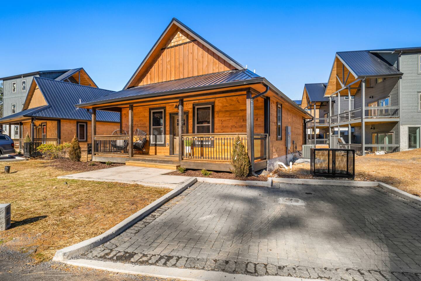 Modern-1 Mi to PKWY-Pets-Hot Tub