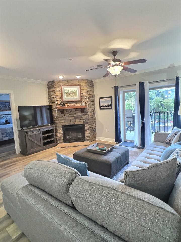 The Wolf Den / Unit 4052