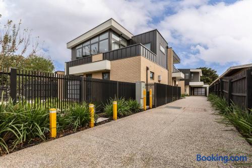 12BR Luxury Escape Near Beach • Museum & CBD - Holiday Home