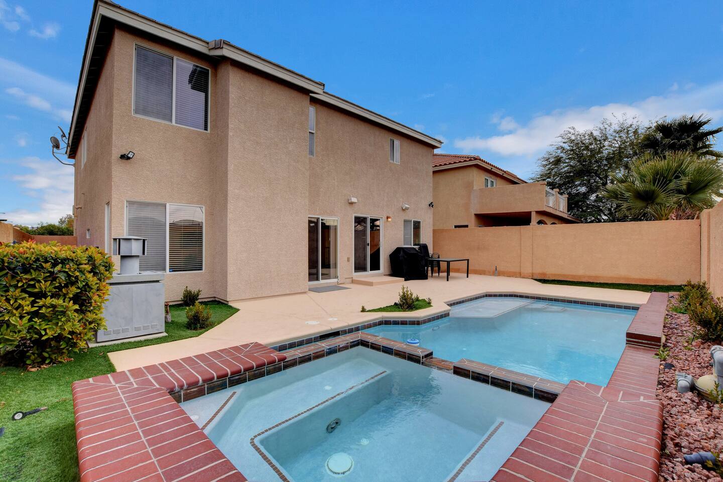 15 mins to Airport & Strip, Pool/HotTub, Fast WIFi