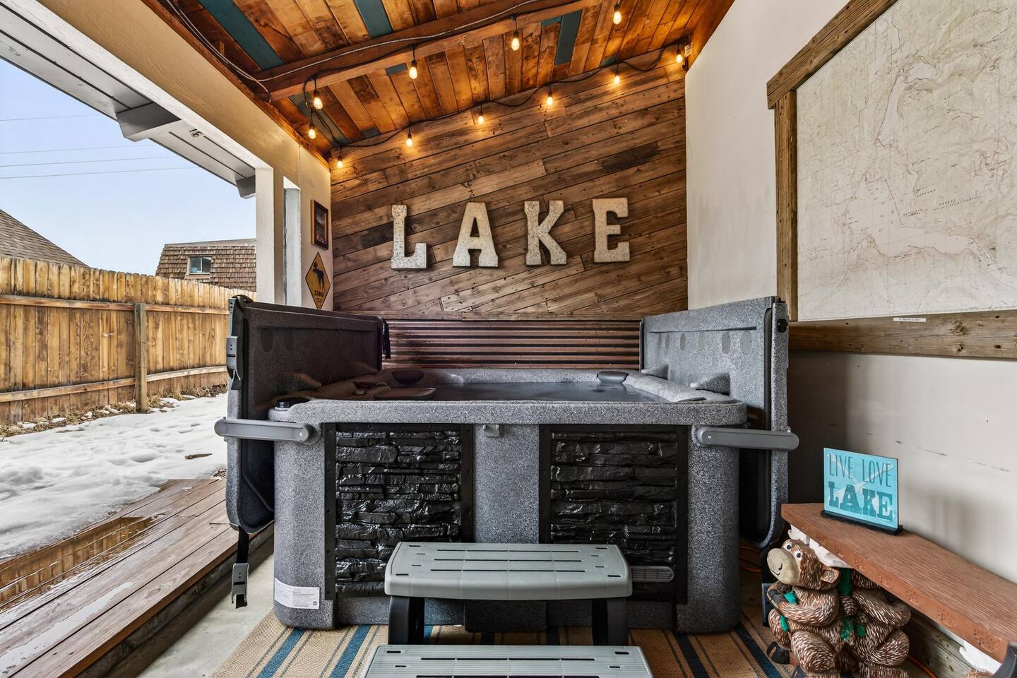 Hot Tub-Fast WiFi-8 beds (2 kings) 1 block to lake