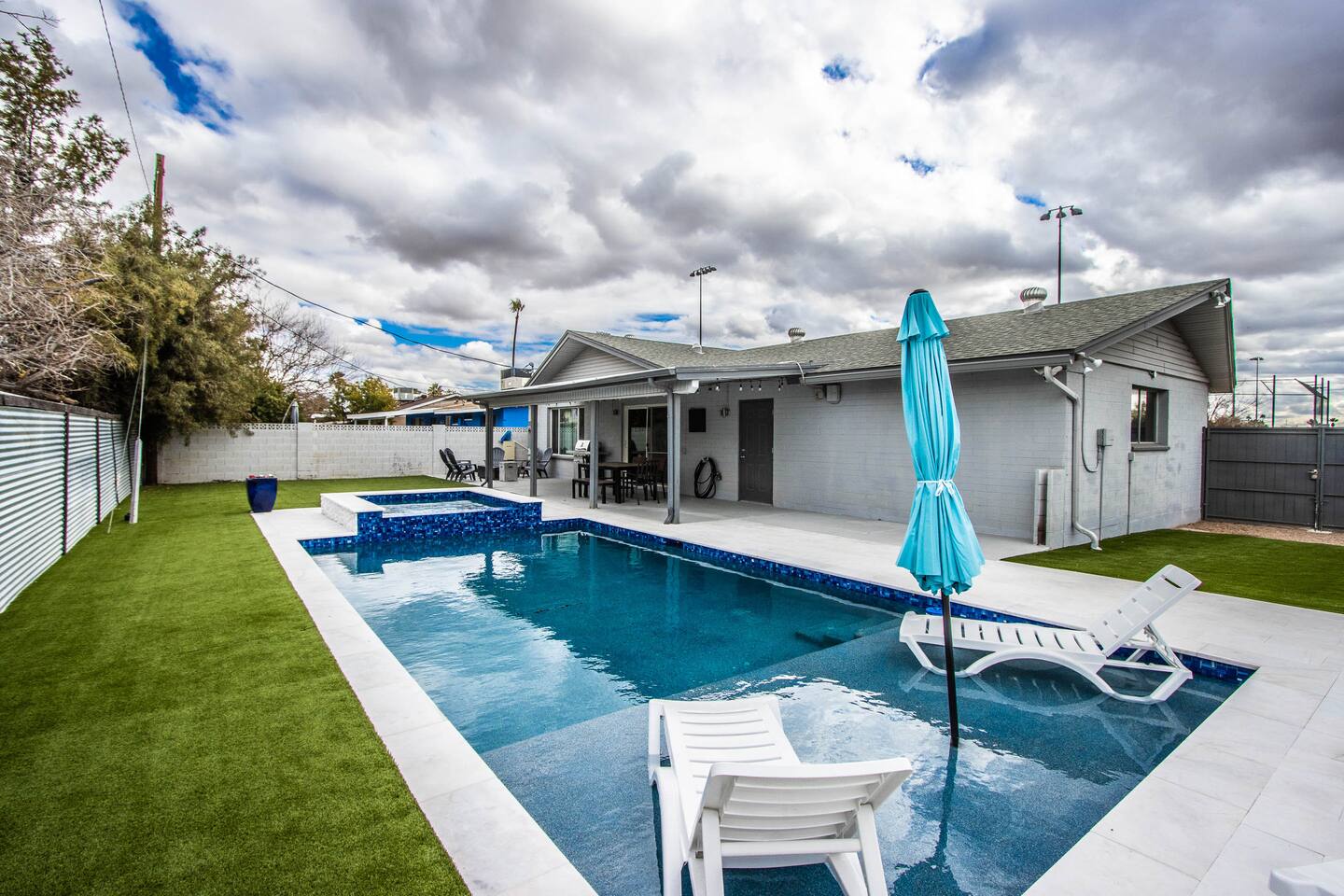 Pool-HotTub-KingBed-3 miles to Old Town-AC-Firepit