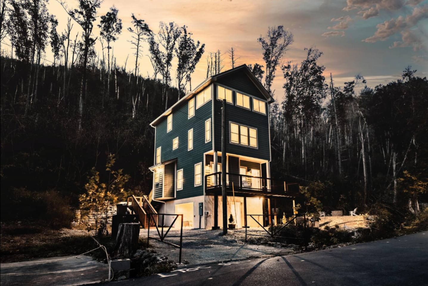 Creekside Hot Tub | Walk to Downtown Gatlinburg