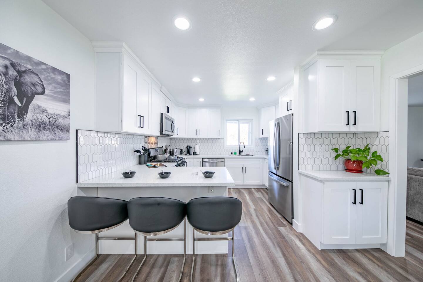 Cozy Home w/ Jacuzzi & Fireplace Near Disneyland
