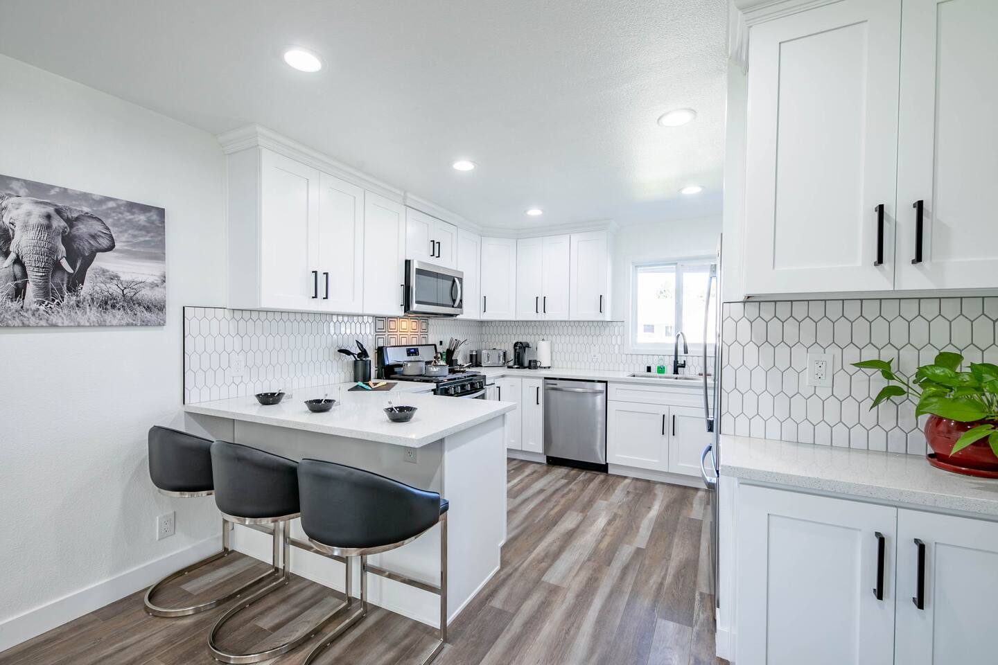Charming Retreat w/Fireplace & Jacuzzi Near Disney