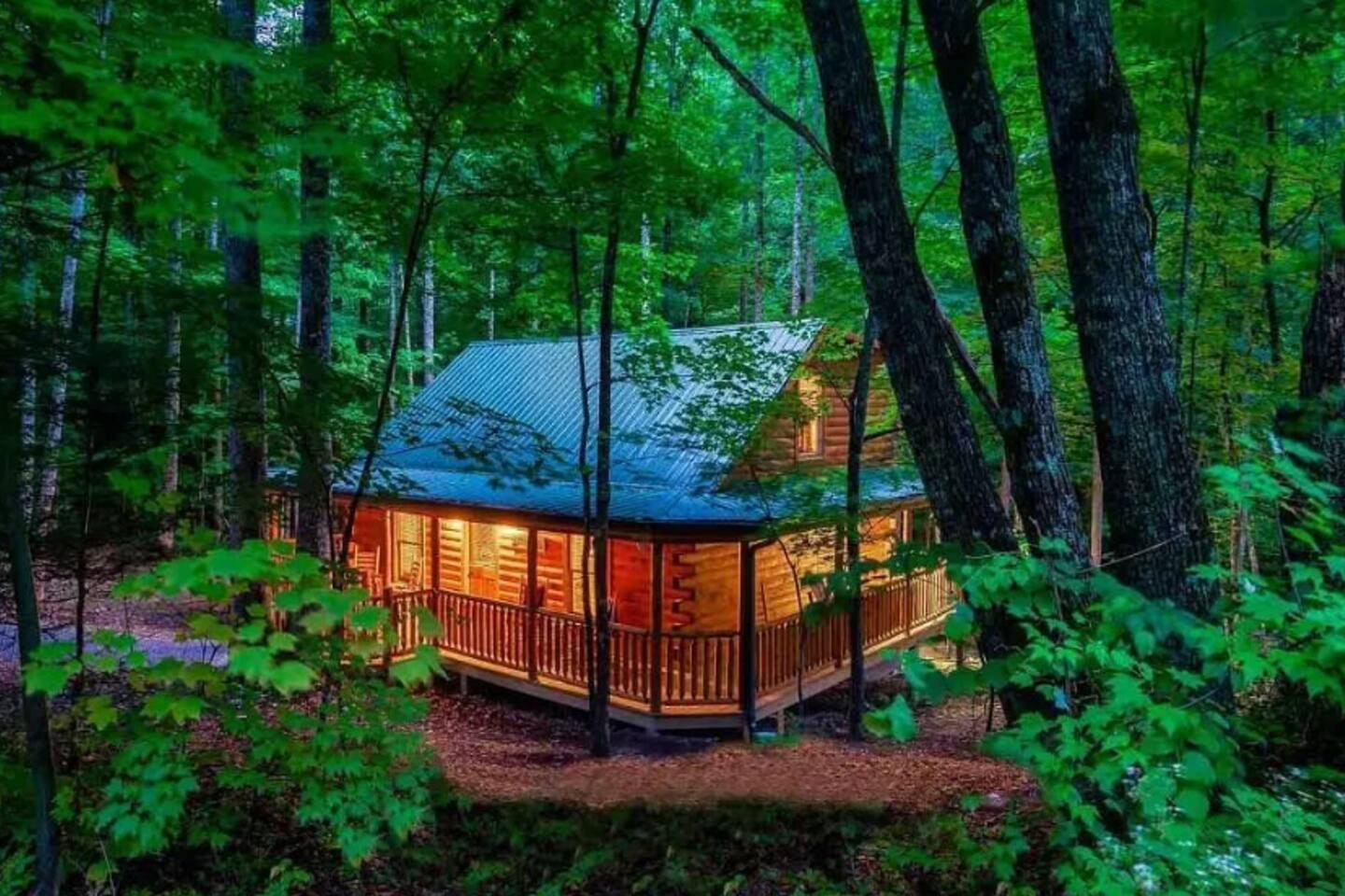 Mini Golf & Hot Tub | Mountain Log Cabin
