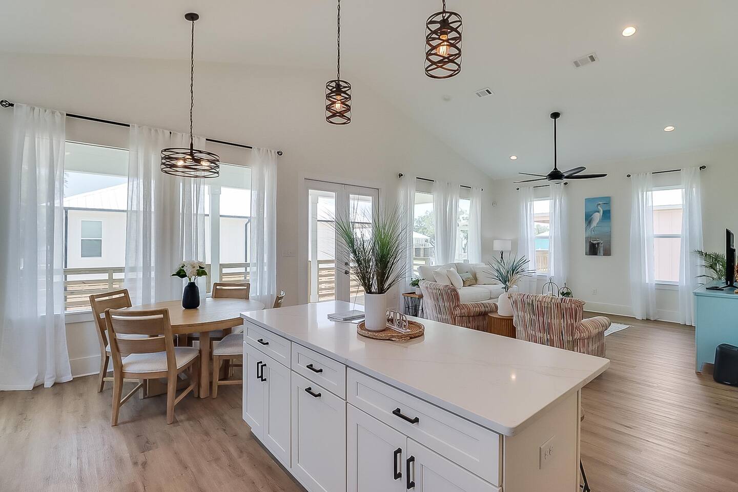Cajun Paradise open kitchen and dining area